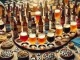 Conjunto de garrafas de cerveja artesanal em um cenário de paisagem variada